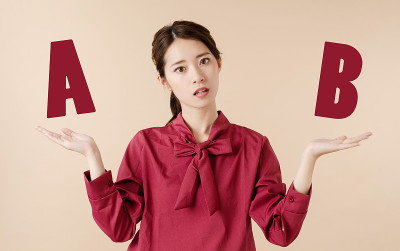 年轻女子将A与B比较。