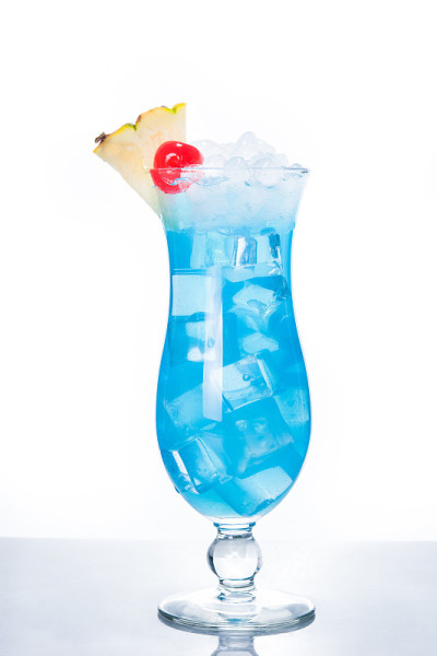 白色背景上的蓝色夏威夷鸡尾酒