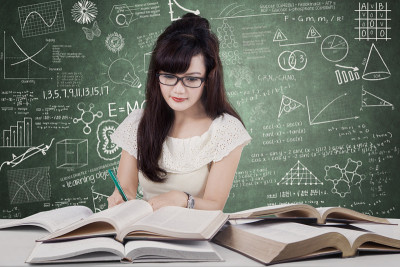 女高中生在课堂上学习
