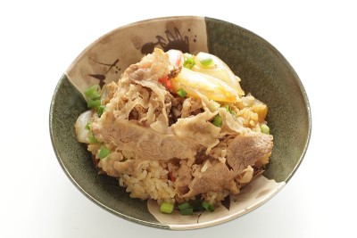 日式料理，炖牛肉和洋葱拌饭