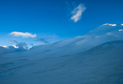 山上有雪。山上有雪。山拉