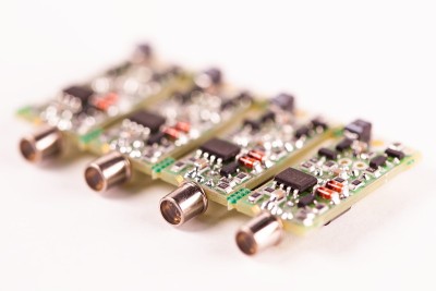 四个小型微电路PCB的特写