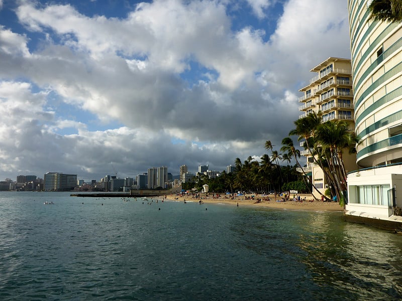 凯马纳海滩(Kaimana Beach)外海浪汹涌，有酒店和公寓