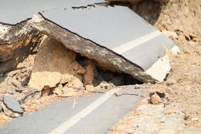 路塌了，开了一条大裂缝。由于地震，国际公路因施工不善而倒塌。地震破坏公路
