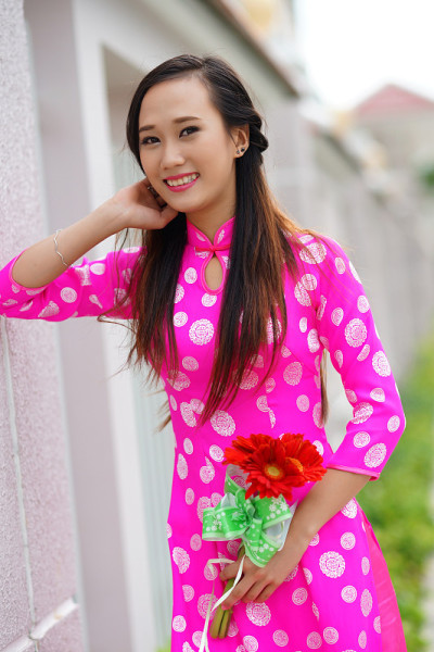越南女孩的肖像与鳌戴，越南传统服装