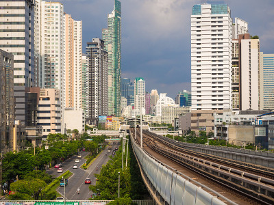 现代城市建筑与铁路的火车