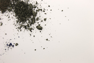 橄榄绿粉眼影