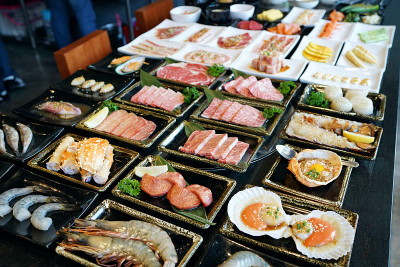 集海鲜、生牛肉、生猪肉、蔬菜、蘸酱为一体，适合日式烧烤。