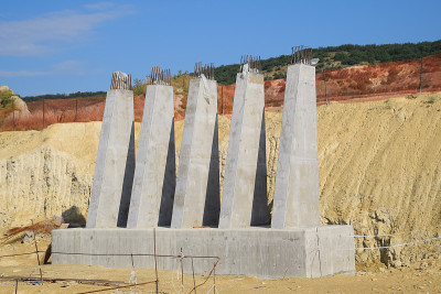 钢筋混凝土筑路路口。道路建设和桥梁。