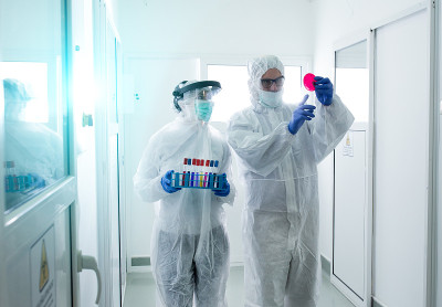 穿着防护服携带样本的生物学家
