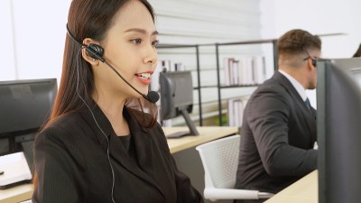 商务人员戴着耳机在办公室工作