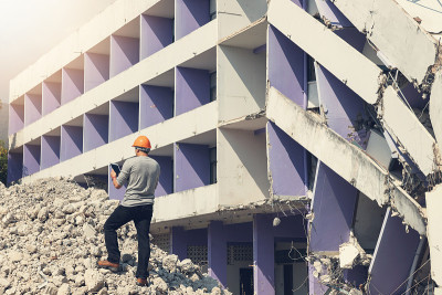 工程师建筑师和工人操作控制拆除旧建筑。
