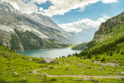 Kandersteg附近Oeschinen湖上蜿蜒的小径