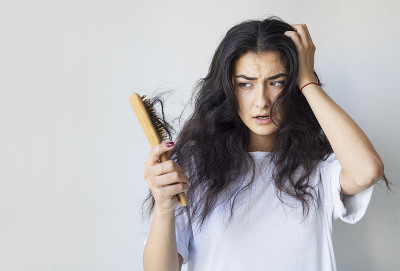 女性有损伤和断发、脱发、干枯等问题概念。