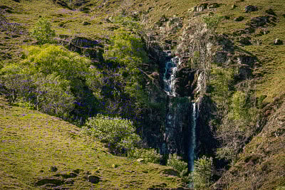 英格兰坎布里亚郡考特利喷口附近的约克郡山谷景观