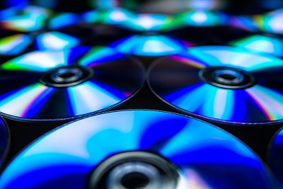 cd / dvd放在黑色的背景上，反光。