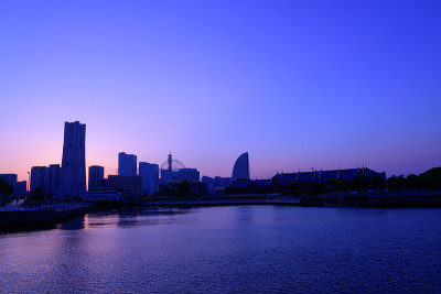 暮色中横滨Minatomirai的摩天大楼