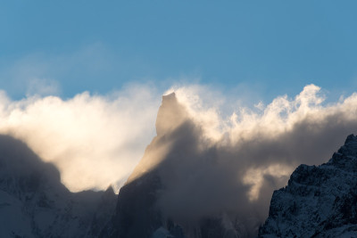 Cerro Torre上空的云被阳光3照回