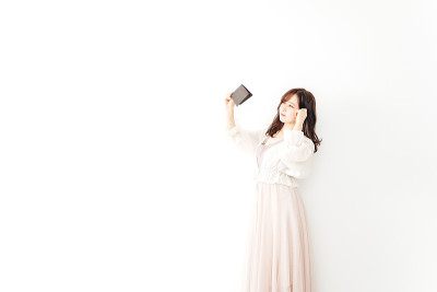 年轻女子检查她的钱包，感到沮丧
