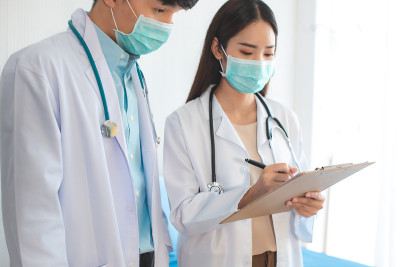 手持医生测量病人的压力。医疗工作者在检查血压或其他健康的年轻人期间。