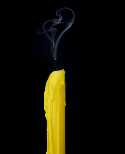 烛火和烟雾在亚洲寺庙橙色蜡烛滴蜡蜡烛和烟雾盘旋