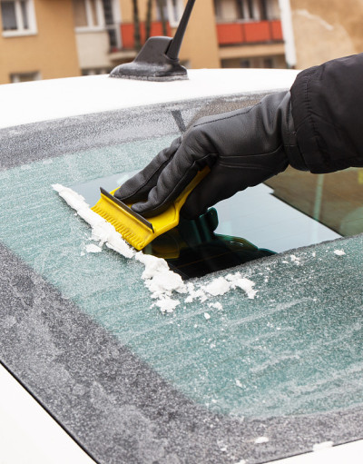 手持刮刀清除车窗上的冰或雪