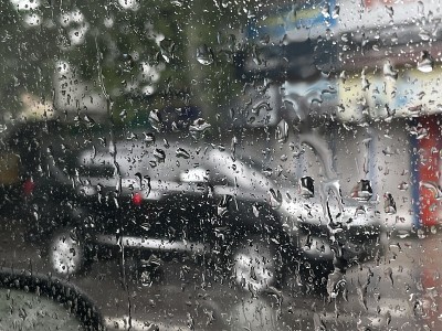 雨水打在车窗上