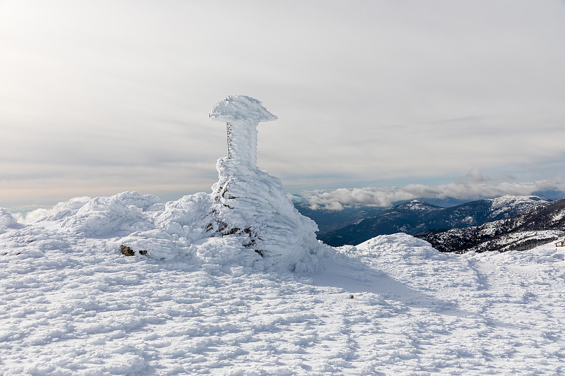 从瓜拉米拉山脉的上坡路看马德里瓜拉米拉山脉的雪山