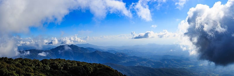 全景风景和明亮的天空与云在高山上