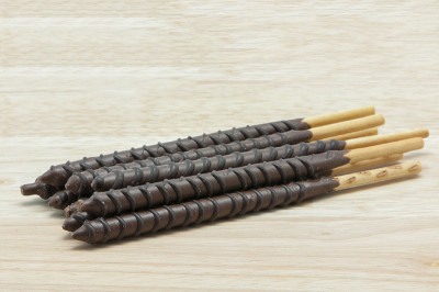 细长的巧克力饼干