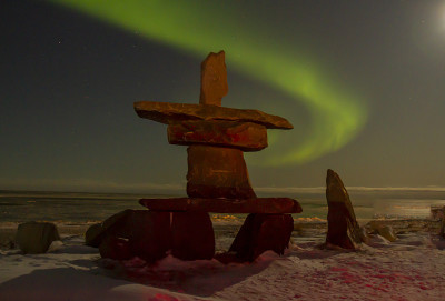 北极光和inukshuk