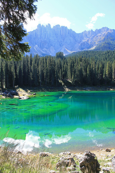 Carezza湖和山