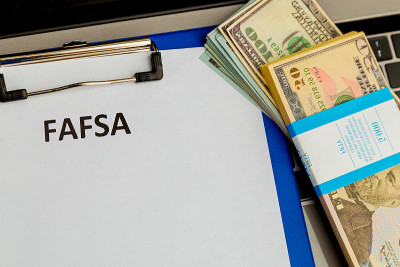 Fafsa。学生资助表和钱都在平板电脑上。
