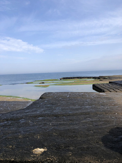多山的海在大自然的岩石
