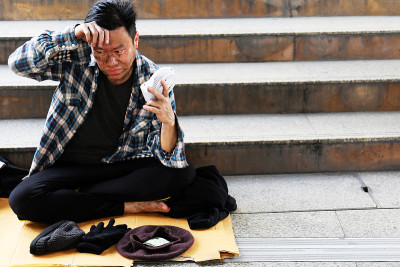 无家可归的人在城市的步行街。