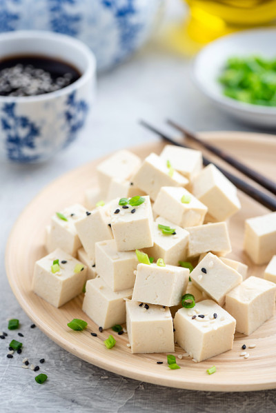 把豆腐切成小块放在竹板上