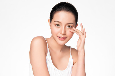 美丽年轻的亚洲女性与干净的新鲜皮肤在白色的背景，面部护理，面部治疗，美容和水疗中心，亚洲女性肖像。