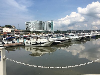 2020年6月13日，土耳其伊斯坦布尔，博斯普鲁斯塔拉比亚海滩，码头倒影的云朵