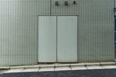 沿街道、墙和门的人行道