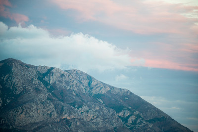 布德瓦美丽的风景。黑山。海洋和山脉