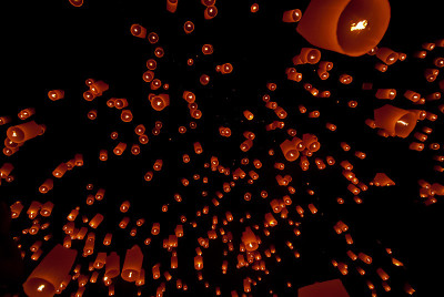 浮灯笼在怡鹏节(Loy Krathong)，佛教浮灯笼在三塞区在泰国清迈
