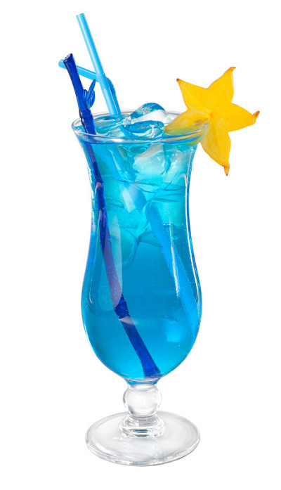 白色背景上的蓝色夏威夷鸡尾酒。