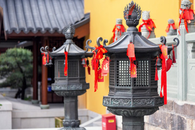 上海龙华寺后院的古老灯笼。中国上海最古老的寺庙之一。