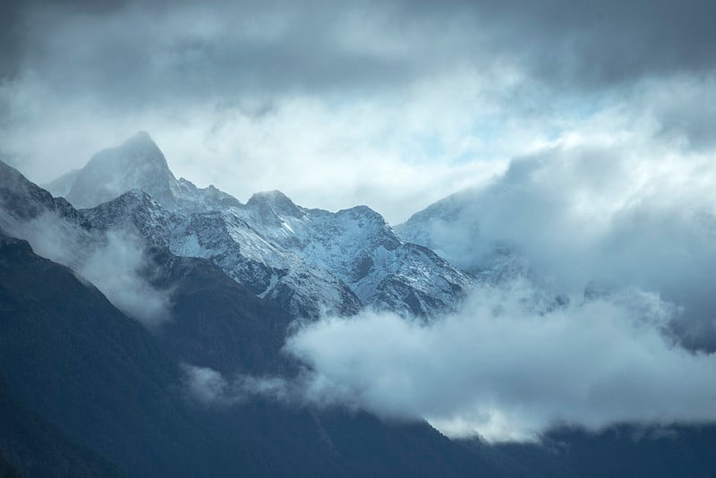 米尔福德湾积雪覆盖的山脉