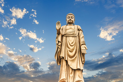 蓝天上的佛像