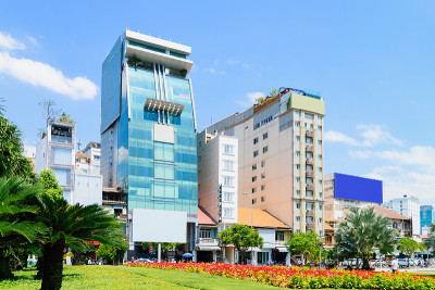 胡志明市政厅广场上的摩天大楼和公园
