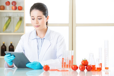 亚洲女性科学家研究转基因食品