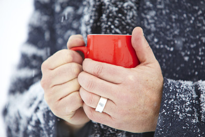 男人手里拿着雪红色的杯子