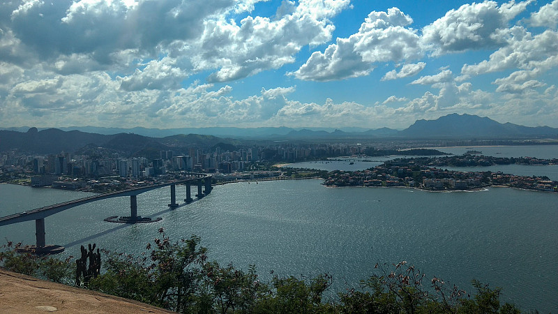 查看Vitória的城市，它的自然美和城市建筑。