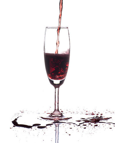 红酒倒入酒杯，与白酒隔离